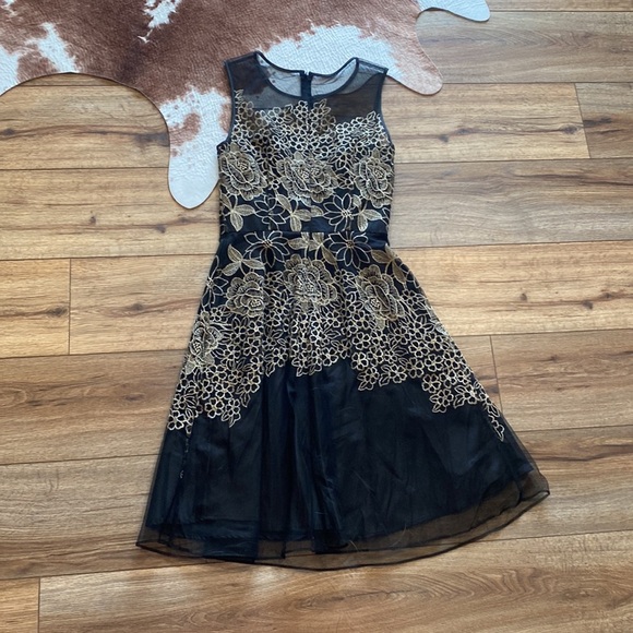 Tahari formal gown - Picture 5 of 8